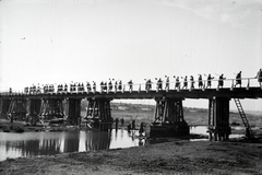 Oroszország, Petrenkovo, a megszállók által készített ideiglenes vasúti híd Osztrogozsszk mellett a Polubjanka folyó felett., 1942, Miklós Lajos, keleti front, híd, második világháború, hadifogoly, fahíd, libasor, Fortepan #140722