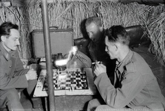 Russia, 1942, Miklós Lajos, eastern front, smoking, chess, second World War, chess table, Fortepan #140744