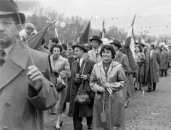 Magyarország, Budapest XIV., Ötvenhatosok tere (Felvonulási tér), május 1-i felvonulás., 1959, Szent-tamási Mihály, kalap, zászló, felvonulás, május 1, fényképezőgép, cekker, retikül, Budapest, Fortepan #14076