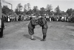 Magyarország, Dorog, Otthon tér, jobbra a háttérben a Szent Borbála-templom., 1942, Miklós Lajos, ünnepség, kézfogás, Fortepan #140762