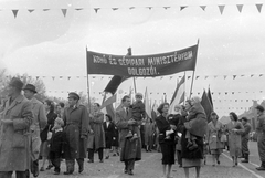 Magyarország, Budapest XIV., Ötvenhatosok tere (Felvonulási tér), május 1-i felvonulás., 1959, Szent-tamási Mihály, zászló, munkásőr, felvonulás, május 1, Budapest, Fortepan #14077