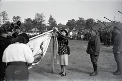 Magyarország, Dorog, Otthon tér, háttérben a Szent Borbála-templom., 1942, Miklós Lajos, Bilgeri csizma, 40M Nimród, bányász, zászlóanya, Fortepan #140782