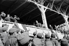 Ukraine, Kyiv, Német Stadion (korábban Balitszkij Dinamo Stadion, ma Valerij Lobanovszkij Dinamo Stadion). A 2. magyar hadsereg hadműveleti területről való kivonásának alkalmából rendezett ünnepség és tábori mise. A tribünön középen szembe Jány Gusztáv vezérezredes, a hadsereg parancsnoka., 1943, Miklós Lajos, Fortepan #140786