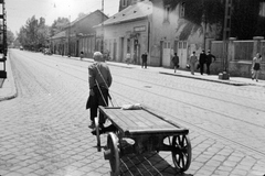 Magyarország, Budapest X., Kőrösi Csoma Sándor (Belső Jászberényi) út az Előd utca torkolatától a Szent László tér felé nézve., 1941, Miklós Lajos, kézikocsi, Budapest, Fortepan #140803