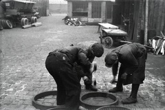 Magyarország, Budapest X., Vaspálya utca 4., a felvétel Miklós Lajos járműgyártó mester üzemének udvarában készült., 1941, Miklós Lajos, kádárműhely, Budapest, kézikocsi, Fortepan #140809