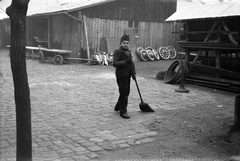 Magyarország, Budapest X., Vaspálya utca 4., a felvétel Miklós Lajos járműgyártó mester üzemének udvarában készült., 1941, Miklós Lajos, kádárműhely, Budapest, kézikocsi, Fortepan #140811