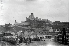 Szlovákia, Trencsén, a vár a vasúti híd felől nézve, előtérben az ulica Hasičská., 1943, Miklós Lajos, vasút, múzeum, vár, Első Szlovák Köztársaság, Fortepan #140826