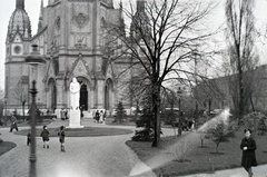 Magyarország, Budapest X., Szent László tér, Szent László szobor (Antal Károly, 1940.) a Szent László-templom előtt., 1941, Miklós Lajos, templom, szobor, Lechner Ödön-terv, katolikus, eklektikus építészet, Budapest, Szent László-ábrázolás, Antal Károly-terv, Fortepan #140858