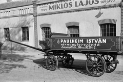 Magyarország, Budapest X., Vaspálya utca 4., Miklós Lajos járműgyártó mester üzeme előtt ifj. Paulheim István sörnagykereskedőnek gyártott platós lovaskocsi., 1943, Miklós Lajos, lovaskocsi, Budapest, Fortepan #140885