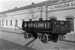 Magyarország, Budapest X., Vaspálya utca 4., Miklós Lajos járműgyártó mester üzeme előtt a Hutter és Lever Rt. felújított platós lovaskocsija., 1943, Miklós Lajos, lovaskocsi, Budapest, Fortepan #140890