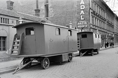 Magyarország, Budapest X., Vaspálya utca 4., a felvétel Miklós Lajos járműgyártó mester üzeme előtt készült. Úthengerhez gyártott lakókocsik., 1943, Miklós Lajos, lovaskocsi, Budapest, Fortepan #140895