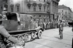 Magyarország, Budapest VIII., József körút, szemben a Nemzeti Színház, mögötte az EMKE ház. Frontra induló katonák búcsúztatása., 1942, Miklós Lajos, rohamsisak, bőrkabát, Budapest, forgalomirányítás, 37M Hansa Lloyd, Fortepan #140898