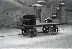 Magyarország, Budapest X., Vaspálya utca 4., Miklós Lajos járműgyártó mester üzeme előtt egy platós lovaskocsi., 1943, Miklós Lajos, lovaskocsi, Budapest, Fortepan #140913