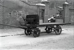 Magyarország, Budapest X., Vaspálya utca 4., Miklós Lajos járműgyártó mester üzeme előtt egy platós lovaskocsi., 1943, Miklós Lajos, lovaskocsi, Budapest, Fortepan #140916