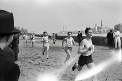 Magyarország, Margitsziget, Budapest, szemben jobbra a Pozsonyi úti református templom., 1943, Miklós Lajos, futás, futóverseny, Fortepan #140920