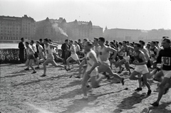 Magyarország, Margitsziget, Budapest, szemben az Újpesti rakpart és a Palatinus házak., 1943, Miklós Lajos, futás, futóverseny, Fortepan #140921