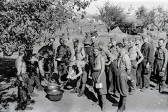 Russia, 1942, Miklós Lajos, eastern front, church, dixie, second World War, cauldron, food sharing, Fortepan #140949