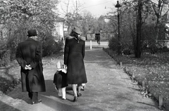 Magyarország, Budapest X., Szent László tér, szemben a Szent László tér - Kőrösi Csoma Sándor (Belső Jászberényi) út sarok., 1941, Miklós Lajos, Budapest, hátratett kéz, Fortepan #140965