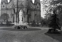 Magyarország, Budapest X., Szent László tér, Szent László szobor (Antal Károly, 1940.) a Szent László-templom előtt., 1941, Miklós Lajos, templom, szobor, Lechner Ödön-terv, katolikus, eklektikus építészet, Budapest, Szent László-ábrázolás, Antal Károly-terv, Fortepan #140966