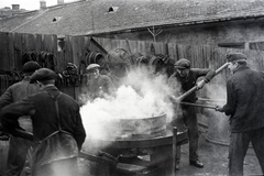 Magyarország, Budapest X., Vaspálya utca 4., a felvétel Miklós Lajos járműgyártó mester üzemének udvarában készült., 1943, Miklós Lajos, kádárműhely, Budapest, Fortepan #140968