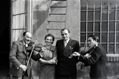 Magyarország, Budapest X., Vaspálya utca 4., a felvétel Miklós Lajos járműgyártó mester üzemének udvarában készült., 1943, Miklós Lajos, cigányzenész, Budapest, Best of, hangszer, hegedű, Fortepan #141019