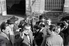 Magyarország, Budapest X., Vaspálya utca 4., a felvétel Miklós Lajos járműgyártó mester üzemének udvarában készült., 1943, Miklós Lajos, cigányzenész, automobil, sörözés, Budapest, Fortepan #141031