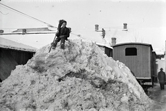 Magyarország, Budapest X., Vaspálya utca 4., Miklós Lajos járműgyártó mester üzemének udvara. A háttérben úthengerhez gyártott lakókocsik., 1943, Miklós Lajos, hókupac, Budapest, Fortepan #141047