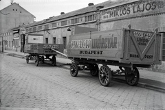 Magyarország, Budapest X., Vaspálya utca 4., Miklós Lajos járműgyártó mester üzeme előtt a Zwack Likőrgyárnak gyártott platós lovaskocsik., 1943, Miklós Lajos, lovaskocsi, Zwack Unicum, Budapest, Fortepan #141048