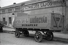 Magyarország, Budapest X., Vaspálya utca 4., Miklós Lajos járműgyártó mester üzeme előtt a Zwack Likőrgyárnak gyártott platós lovaskocsik., 1943, Miklós Lajos, lovaskocsi, Zwack Unicum, Budapest, Fortepan #141049