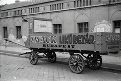 Magyarország, Budapest X., Vaspálya utca 4., Miklós Lajos járműgyártó mester üzeme előtt a Zwack Likőrgyárnak gyártott platós lovaskocsi., 1943, Miklós Lajos, lovaskocsi, Zwack Unicum, Budapest, Fortepan #141050