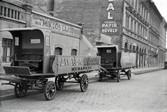 Magyarország, Budapest X., Vaspálya utca 4., Miklós Lajos járműgyártó mester üzeme előtt a Zwack Likőrgyárnak gyártott platós lovaskocsik., 1943, Miklós Lajos, reklám, lovaskocsi, Zwack Unicum, Budapest, Fortepan #141051