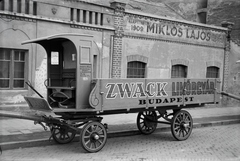 Magyarország, Budapest X., Vaspálya utca 4., Miklós Lajos járműgyártó mester üzeme előtt a Zwack Likőrgyárnak gyártott platós lovaskocsi., 1943, Miklós Lajos, lovaskocsi, Zwack Unicum, Budapest, Fortepan #141052