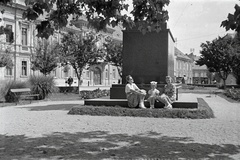 Magyarország, Székesfehérvár, Szent István (Ferenc József) tér Szent István lovasszobrától a Várfok utca felé nézve., 1943, Miklós Lajos, napozás, Fortepan #141060