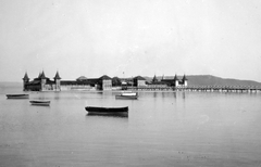 Magyarország, Balatonfüred, fürdőház., 1933, Baráth Endre, zászló, víztükör, csónak, stég, Fortepan #14107