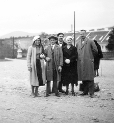 Magyarország, Esztergom, a Bazilika előtti tér a Várhegyen, háttérben a déli kanonoksor., 1933, Baráth Endre, Fortepan #14108