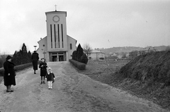 Magyarország, Budapest XII., a felvétel a mai Apor Vilmos téren a Felső-Krisztinavárosi Keresztelő Szent János-templom előtt készült., 1941, Miklós Lajos, templom, Budapest, Fortepan #141088