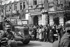 Magyarország, Budapest VIII., József körút a Népszínház utca torkolata felől nézve. A visszacsatolt területekre induló alakulatok búcsúztatása., 1940, Miklós Lajos, kerékpár, Rába 38M Botond, Budapest, terepminta, rohamsisak, bámészkodás, Fortepan #141107