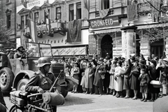 Magyarország, Budapest VIII., József körút a Népszínház utca torkolata felől nézve. A visszacsatolt területekre induló alakulatok búcsúztatása., 1940, Miklós Lajos, kerékpár, Rába 38M Botond, Budapest, kerékpáros alakulat, hirdetőoszlop, Fortepan #141108