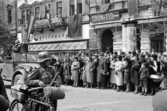 Magyarország, Budapest VIII., József körút a Népszínház utca torkolata felől nézve. A visszacsatolt területekre induló alakulatok búcsúztatása., 1940, Miklós Lajos, Budapest, Rába 38M Botond, kerékpáros alakulat, kerékpár, hirdetőoszlop, bámészkodás, Fortepan #141109