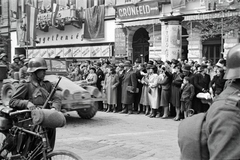 Magyarország, Budapest VIII., József körút a Népszínház utca torkolata felől nézve. A visszacsatolt területekre induló alakulatok búcsúztatása., 1940, Miklós Lajos, kerékpár, Krupp-márka, Krupp Protze, Budapest, kerékpáros alakulat, hirdetőoszlop, bámészkodás, Fortepan #141110