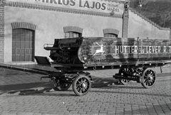 Magyarország, Budapest X., Vaspálya utca 4., Miklós Lajos járműgyártó mester üzeme előtt a Hutter és Lever Rt. felújításra váró platós lovaskocsija., 1940, Miklós Lajos, Budapest, lovaskocsi, Fortepan #141123