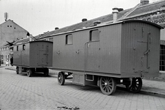 Magyarország, Budapest X., Vaspálya utca 4., a felvétel Miklós Lajos járműgyártó mester üzeme előtt készült. Úthengerhez gyártott lakókocsik., 1940, Miklós Lajos, Budapest, lovaskocsi, lakókocsi, Fortepan #141127