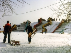 Magyarország, Budapest III., Óbudai-sziget, Május 9. park, csúszdadomb., 1981, Hlatky Katalin-Főkert, tél, hó, szánkó, csúszda, Budapest, Fortepan #141222