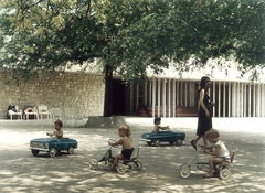 Magyarország, Budapest I., Vérmező, játszótér és játékkölcsönző a Mikó utca közelében., 1977, Hlatky Katalin-Főkert, pedálos autó, Budapest, Fortepan #141255