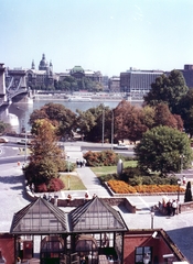 Hungary, Budapest V.,Budapest I., Kilátás a Budavári Sikló pályája feletti hídról a Bazilika felé, balra a Széchenyi Lánchíd., 1989, Hlatky Katalin-Főkert, colorful, Budapest, crosswalk, Fortepan #141274