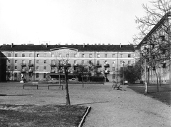 Magyarország, Budapest XIII., Debrecen park, balra a Kis makrancos-kútszobor (Kisfaludi Strobl Zsigmond, 1951.)., 1960, Hlatky Katalin-Főkert, szobor, Budapest, Fortepan #141275