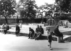 Magyarország, Budapest XIII., Jászai Mari tér, játszótér, háttérben a Margit híd felhajtója., 1972, Hlatky Katalin-Főkert, játszótér, mászóka, Budapest, Fortepan #141289