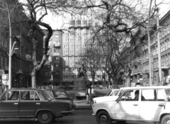 Magyarország, Budapest VI., Jókai tér az Andrássy út (Népköztársaság útja) felől nézve, balra a Mozsár utca, jobbra a Jókai utca., 1980, Hlatky Katalin-Főkert, Budapest, Jókai Mór-ábrázolás, Fortepan #141301