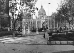 Magyarország, Budapest V., Vértanúk tere (Ságvári tér), szemben a Kossuth Lajos tér és a Parlament., 1980, Hlatky Katalin-Főkert, Budapest, Fortepan #141315