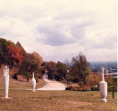 Magyarország, Gellérthegy, Budapest XI., a Citadella alatti déli lejtő, Jubileumi park. Az amforákat Metky Ödön mészkőből készítette 1965-ben., 1975, Hlatky Katalin-Főkert, színes, Budapest, Fortepan #141319